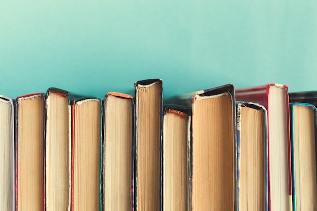 Photo composition avec des livres sur la table