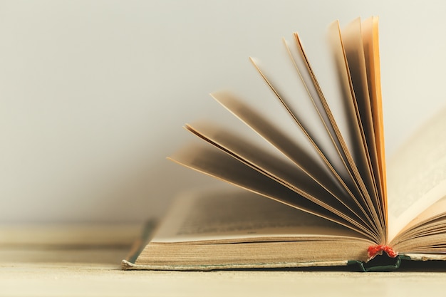 Composition avec des livres sur la table