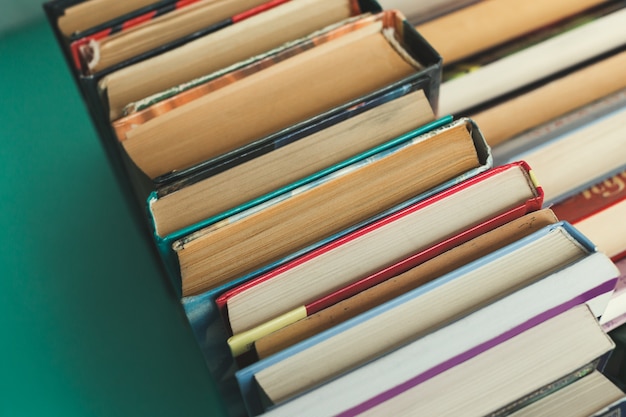 Composition avec des livres sur la table