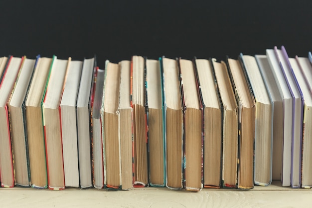 Composition avec des livres sur la table