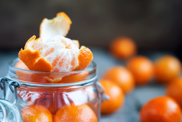 Composition avec des mandarines ouvertes dans un bocal