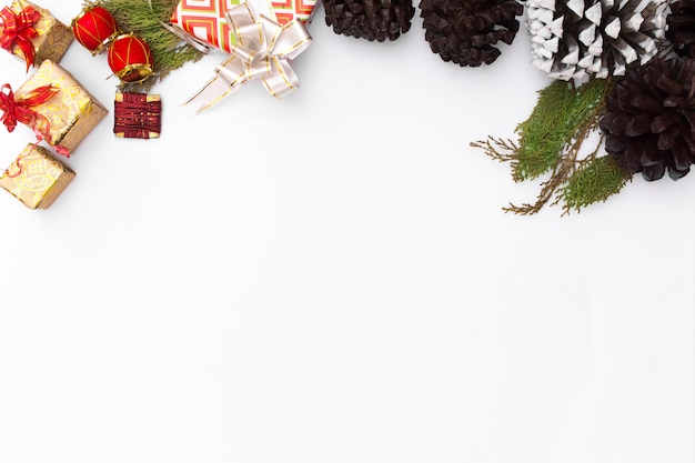 Composition de la maquette de Noël. Cadeau de Noël, pommes de pin, branches de sapin. vue de dessus, copie spa