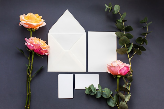 Une composition de mariage. Invitation de mariage, enveloppe.