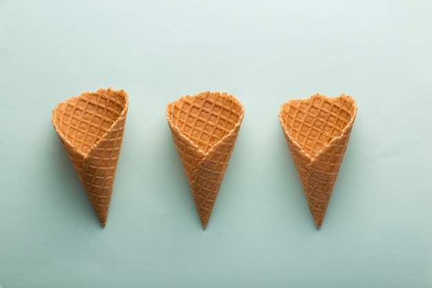 Composition minimaliste avec des cornets de gaufres à la crème glacée.