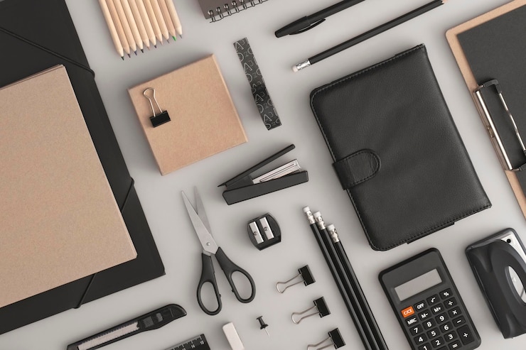 Photo composition de modèle de papeterie de bureau et d'école sur fond gris retour à l'école