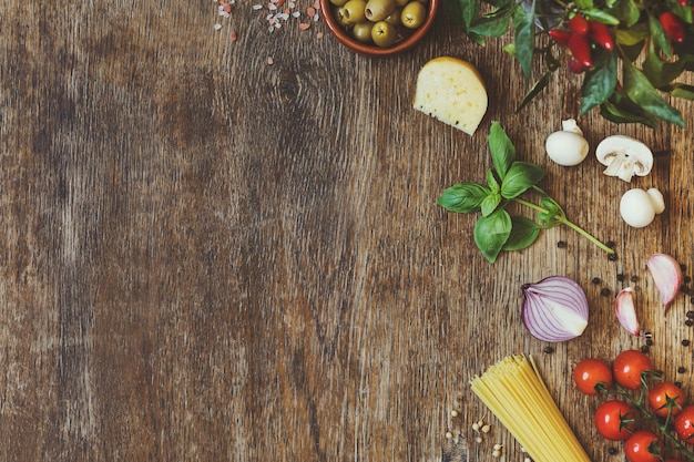 Composition moderne d'aliments frais et d'ingrédients sur la table en bois vintage dans la cuisine. Goût et look italiens