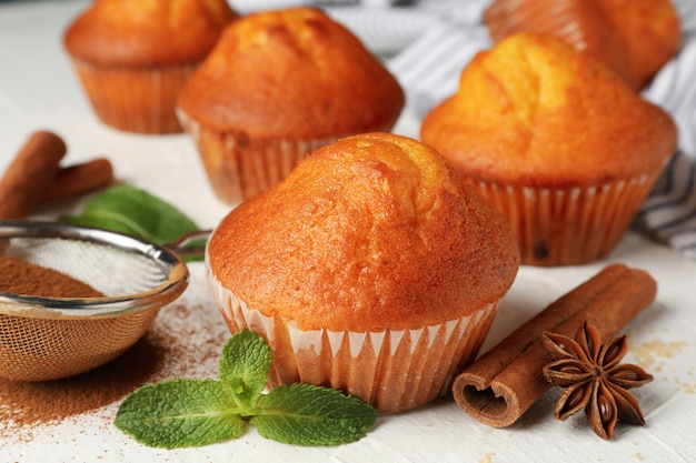 Composition avec muffins et cannelle sur blanc