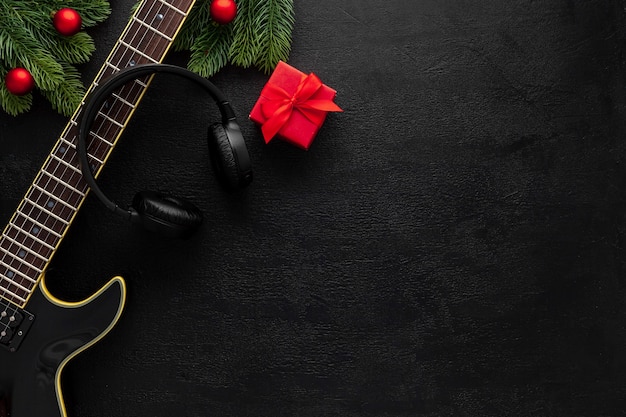 Composition de musique de Noël avec guitare et branches de sapin