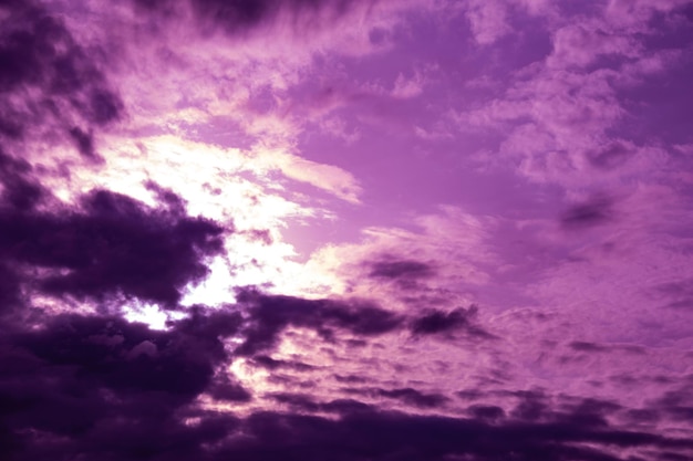 Photo composition naturelle du ciel. nuages de pluie de tempête colorés sombres et menaçants. ciel dramatique. cloudscape orageux couvert. orage. élément de conception d'apocalypse. tonifié.