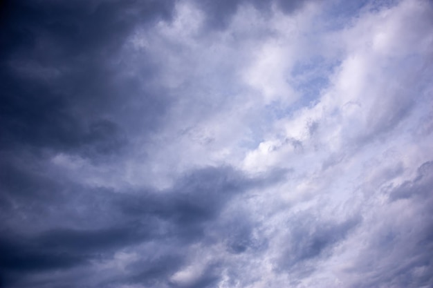 Composition naturelle du ciel. Nuages de pluie de tempête colorés sombres et menaçants. Ciel dramatique. Cloudscape orageux couvert. Orage. Élément de conception d'apocalypse. Tonifié.