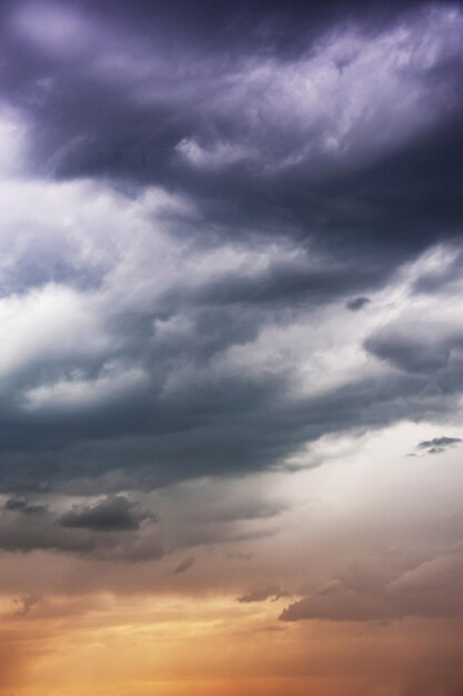 Composition naturelle du ciel. Nuages de pluie de tempête colorés sombres et menaçants. Ciel dramatique. Cloudscape orageux couvert. Orage. Élément de conception d'apocalypse. Tonifié.