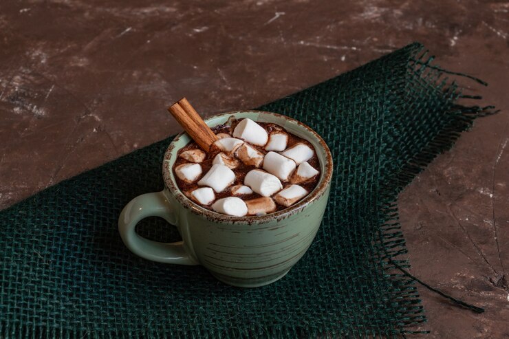 Composition de noël atmosphérique une tasse de cacao avec des guimauves biscuits au pain d'épice bonbons cinnam...