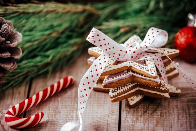 Composition de Noël - biscuit de pain d'épice, anis et cannelle sur table en bois