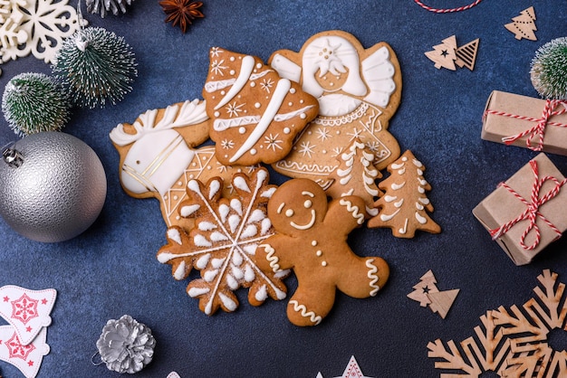 Composition de Noël avec des biscuits au pain d'épice jouets de Noël cônes de pin et épices