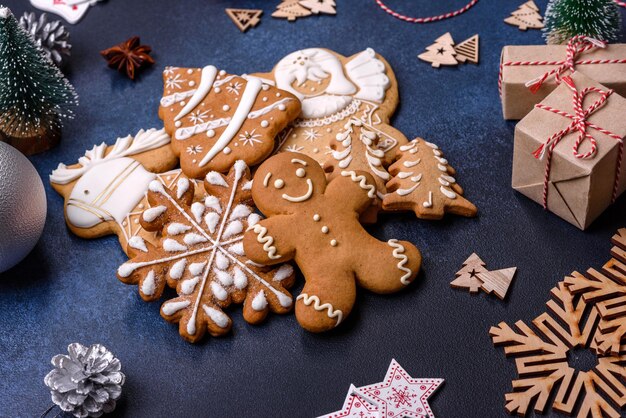 Composition de Noël avec des biscuits au pain d'épice jouets de Noël cônes de pin et épices