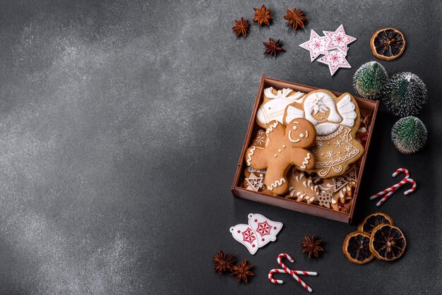 Photo composition de noël avec biscuits au pain d'épice et jouets de noël