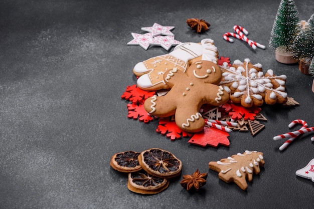 Composition de Noël avec biscuits au pain d'épice et jouets de Noël