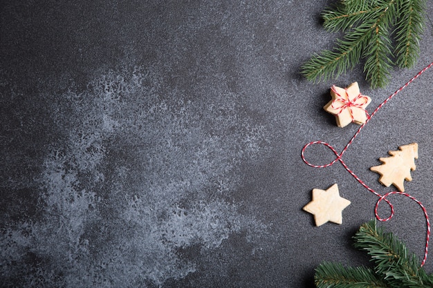 Composition de Noël avec des biscuits, des branches d'arbres de Noël et des oranges séchées. vue de dessus avec espace copie