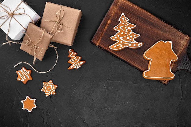 Composition de Noël biscuits de Noël cadeaux décoration festive sur fond noir vue de dessus à plat avec ...