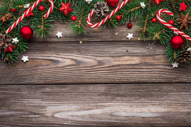 Composition de Noël et bonne année. Branches de sapin, décorations et bonbons sur table en bois