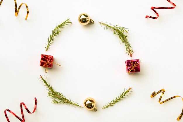 Composition de Noël et bonne année. Couronne de feuille de sapin vert