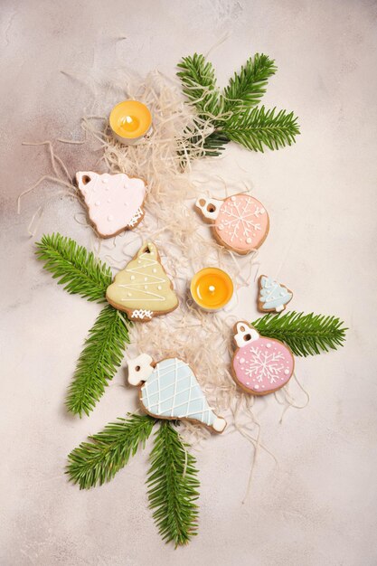 Composition de Noël avec des bougies de biscuits au gingembre et des branches d'épinette