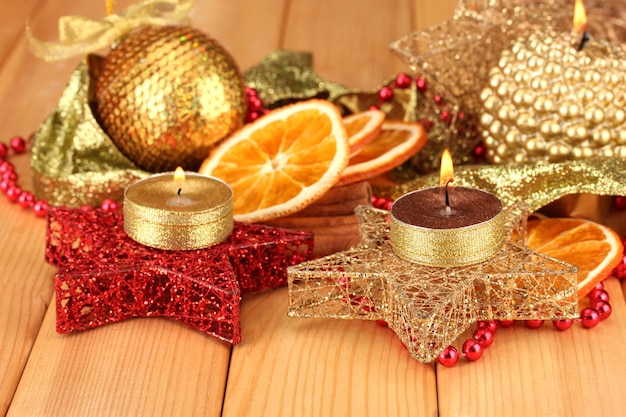 Photo composition de noël avec des bougies et des décorations sur fond de bois