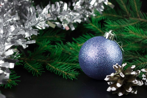 Composition de Noël. Boule de Noël, cône, décoration festive sur fond noir.