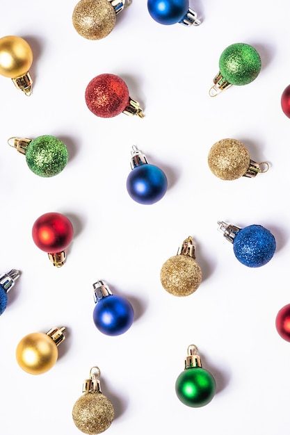 Composition de Noël avec des boules colorées et des décorations d'ornements sur fond blanc