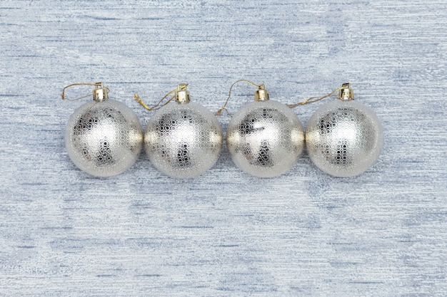 Composition de Noël avec des boules de fête dorées sur gris