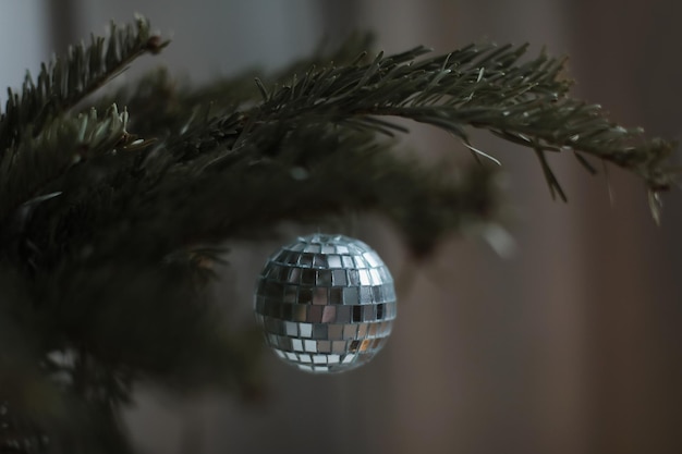 Composition de Noël Boules de fond du Nouvel An et branche d'épinette Décoration de Noël accrochée à l'arbre