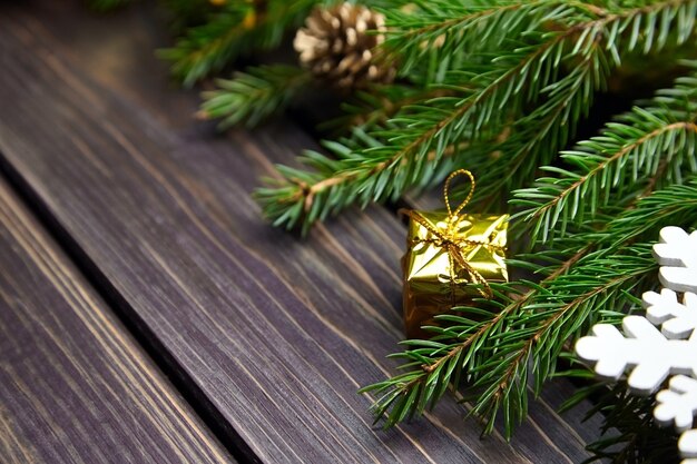 Composition de Noël avec des branches d'arbres et des décorations