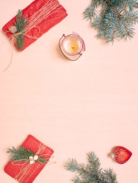 Composition de Noël. Branches de sapin, cadeaux de Noël, décorations de Noël. Noel, hiver, concept de nouvel an. Mise à plat, vue de dessus, espace de copie.