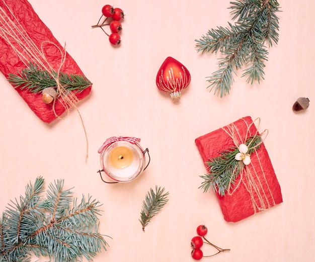 Composition de Noël. Branches de sapin, cadeaux de Noël, décorations de Noël. Noel, hiver, concept de nouvel an. Mise à plat, vue de dessus, espace de copie.