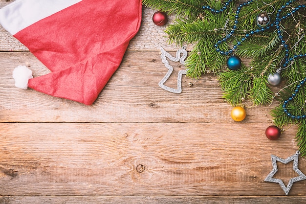 Composition de Noël avec des branches de sapin et des décorations de Noël sur fond de bois vue de dessus avec espace copie