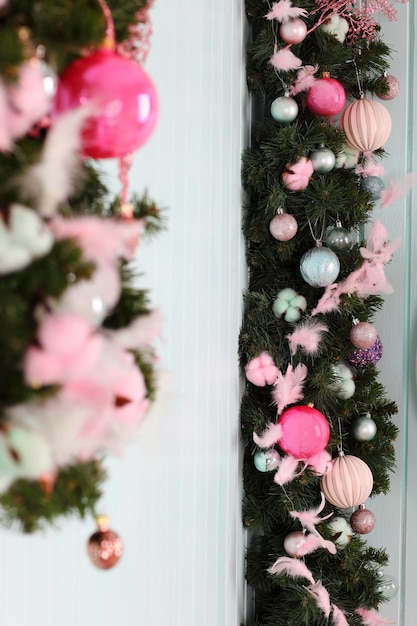 Photo composition de noël avec des branches de sapin et ornement de vacances