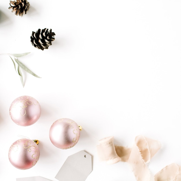 Composition de Noël. Branches de sapin, pommes de pin, boules de Noël, ruban et guirlandes.