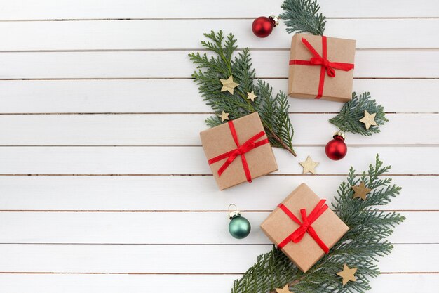 Composition de Noël. Cadeau de Noël, branches sur fond blanc. Mise à plat, vue de dessus, espace copie