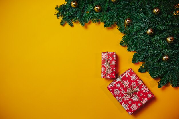 Composition de Noël. Cadeau de Noël, branches de sapin. Mise à plat, vue de dessus, espace copie. Coffrets cadeaux de Noël rouge.