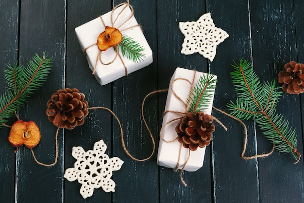 Composition De Noël, Cadeau De Noël, Couverture Tricotée, Pommes De Pin, Branches De Sapin Sur Fond En Bois,