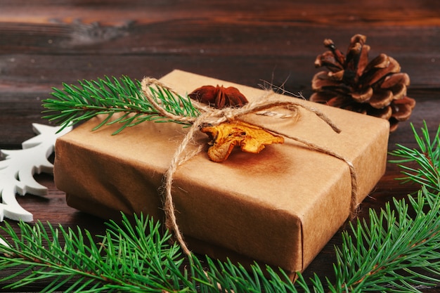 Composition de noël Cadeau de Noël, couverture tricotée, pommes de pin, branches de sapin