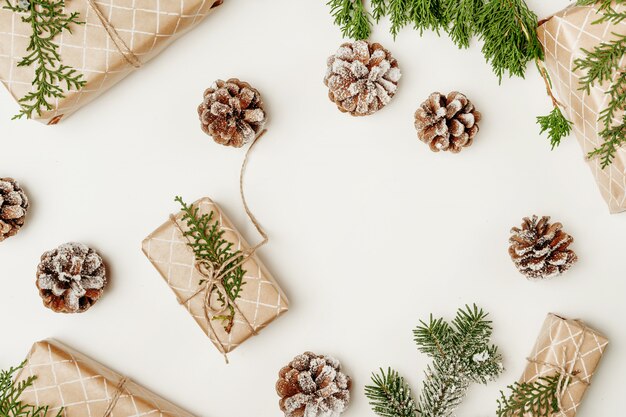 Composition de Noël avec un cadeau de Noël. Vue de dessus, pose à plat, espace de copie