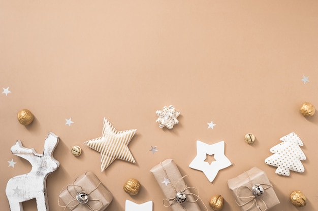 Composition de Noël. Cadeaux, artisanat et décorations dorées sur fond blanc. Mise à plat, vue de dessus, espace copie