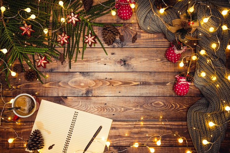 Photo composition de noël. cadeaux, branches de sapin, décorations de boule rouge sur une planche de bois