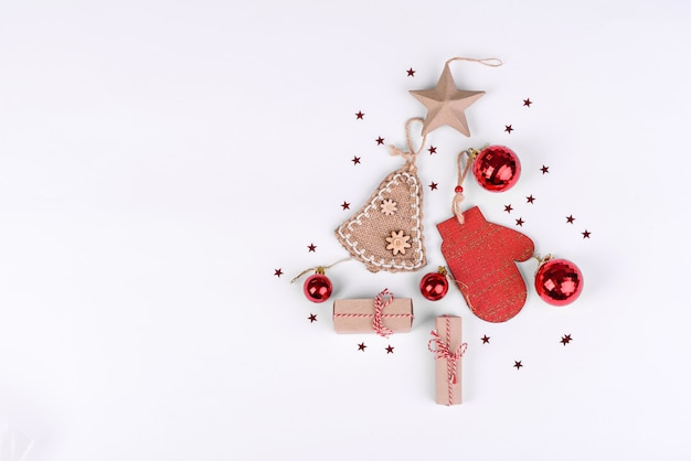 Composition de Noël. Cadeaux, branches de sapin, décorations rouges sur fond blanc. Noel, hiver, concept de nouvel an