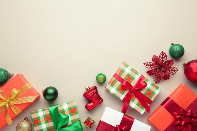 Composition de Noël Cadeaux avec des décorations vertes et rouges sur fond gris Concept de nouvelle année Vue supérieure