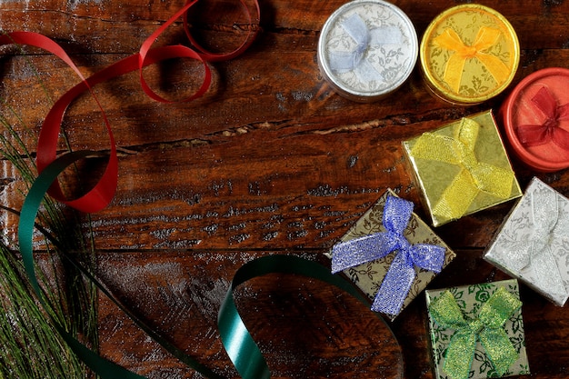 Composition de noël Cadeaux de Noël sur une table en bois. Vue de dessus, espace vide, papier, carte