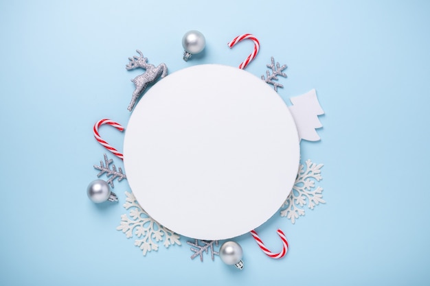 Composition de Noël avec des cadeaux rouges et argentés. Forme de cercle vierge de papier blanc. Carte de Noël. Mise à plat, vue de dessus, espace de copie - Image
