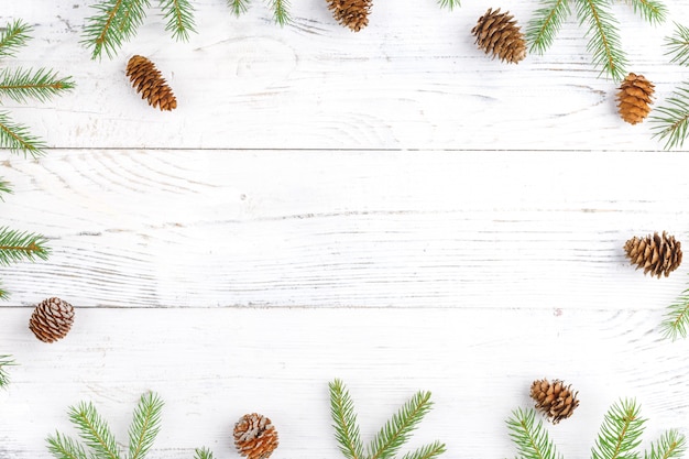 Composition de Noël avec cadre de branches de sapin et de pommes de pin. Lay plat, vue de dessus