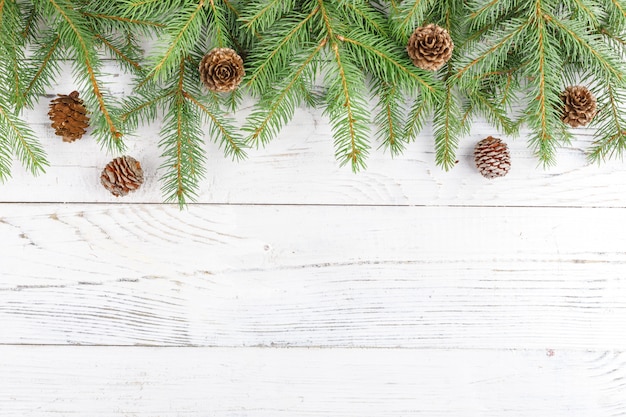 Composition de Noël avec cadre de branches de sapin et de pommes de pin. Lay plat, vue de dessus